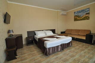 Гостиница Валекс Анапа Семейный номер с балконом-1